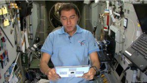 رائد الفضاء سيرغي فوركوف يتلو جزءا من الرواية من على المحطة المدارية الدولية 