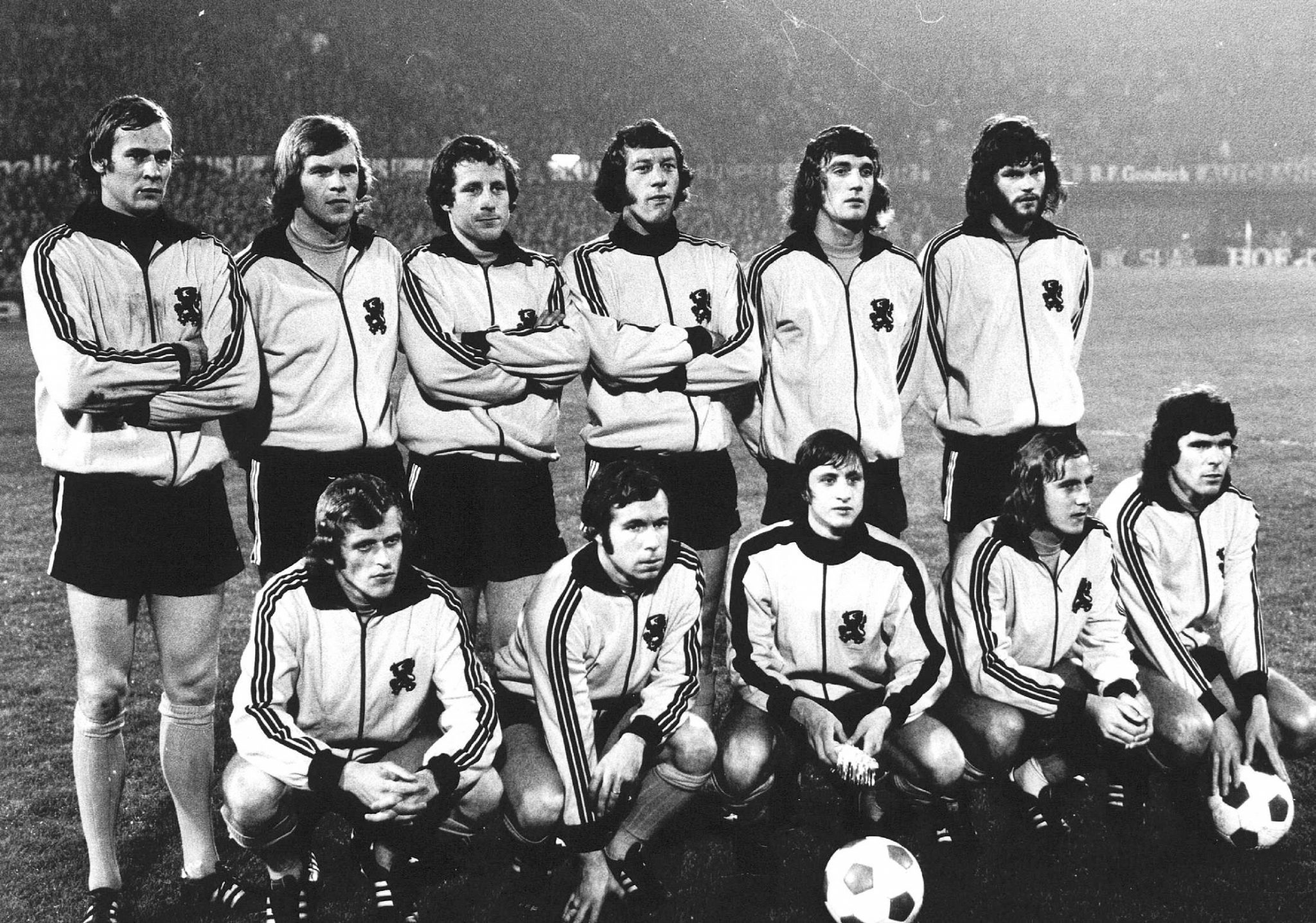 epa05228951 (FILE) A file picture dated 01 November 1972 of Dutch national soccer team players (top row, L-R) goalkeeper Jan van Beveren, Theo de Jong, Dick Schneider, Aad Mansveld, Ruud Krol and Barry Hulshoff; (front row, L-R) Piet Keizer, Theo Pahlplatz, Johan Cruyff, Johan Neeskens and Wim van Hanegem before the FIFA 1974 World Cup qualifying soccer match against Norway in Rotterdam, Netherlands. Dutch soccer legend Johan Cruyff died of cancer at the age of 68, his official website announced on 24 March 2016.  EPA/STAFF B/W ONLY