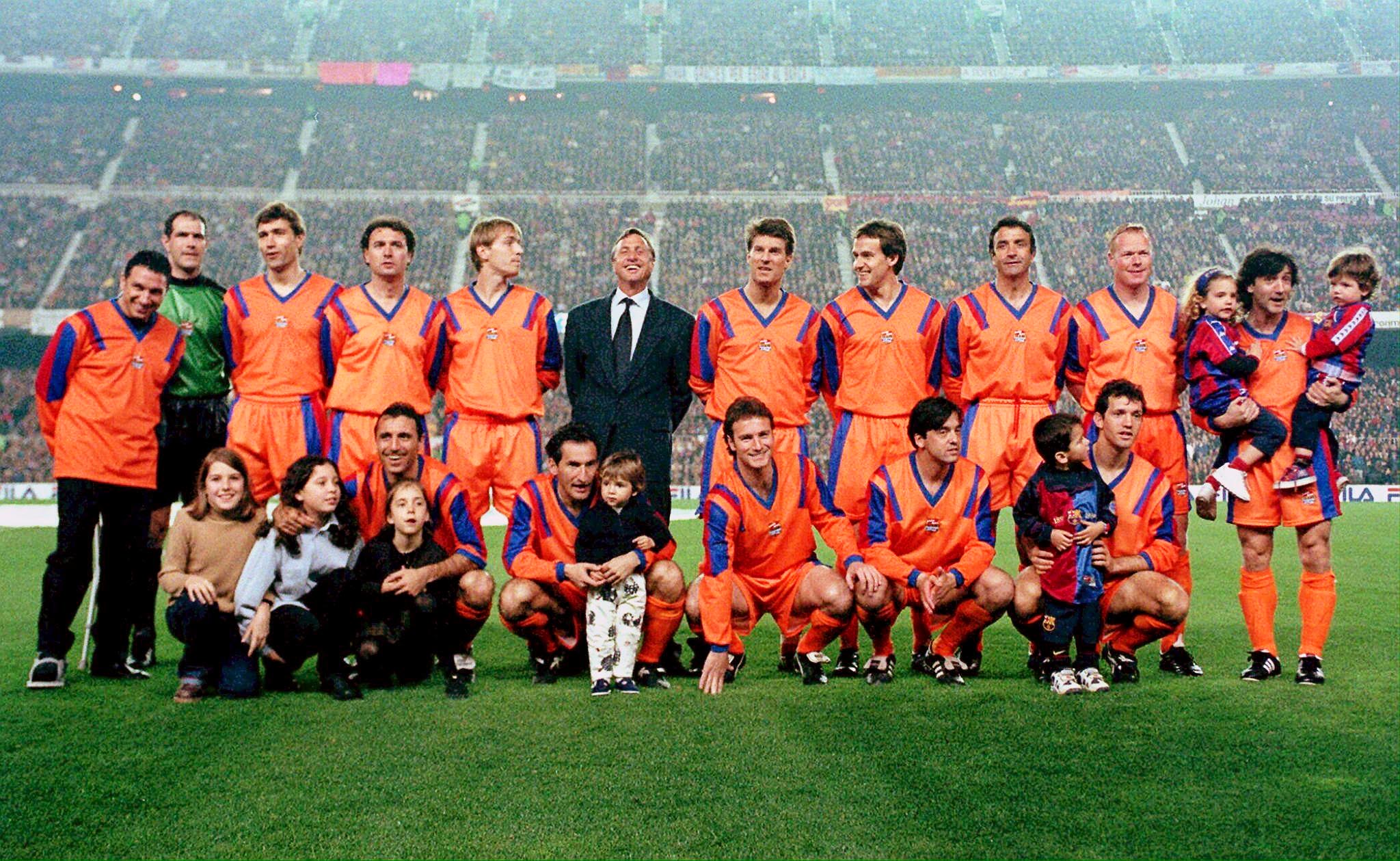 epa05229005 (FILE) A file picture dated 10 March 1999 of Dutch soccer legend Johan Cruyff (C, with tie), former coach of FC Barcelona, posing with players of the former, so-called 'Dream Team' before their testimonial match against the current Barcelona squad at Camp Nou in Barcelona, Spain. Johan Cruyff died of cancer at the age of 68, his official website announced on 24 March 2016.  EPA/LLUIS GENE