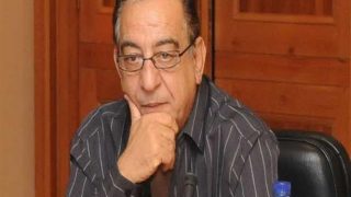 أحمد راتب يبكي زوجته و بناته